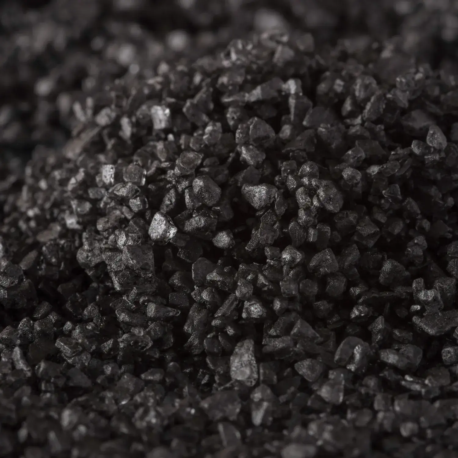 Nahaufnahme von schwarzem Hawaii-Salz „Black Lava“