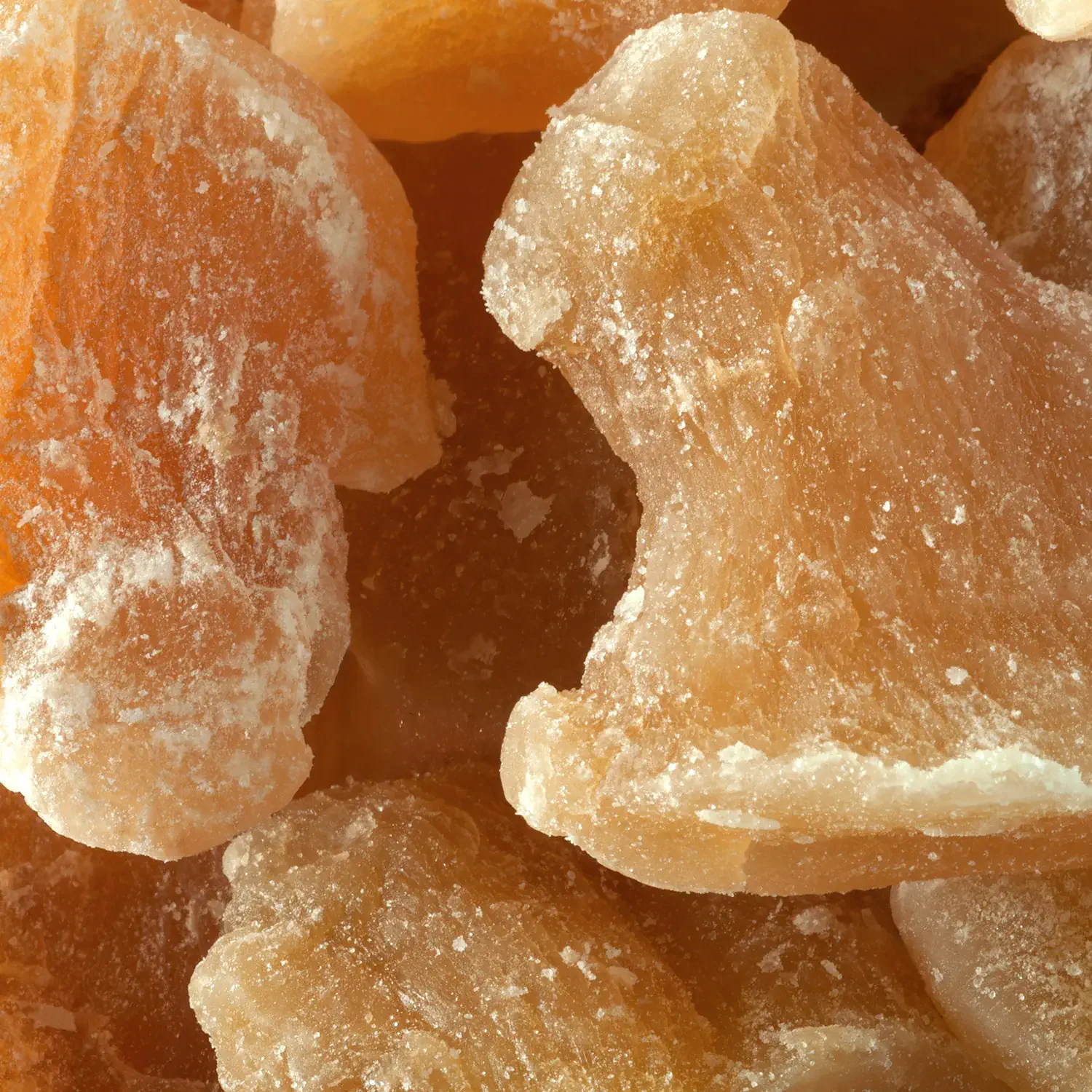 Nahaufnahme von scharfen, leicht kandierten Ingwerstücken