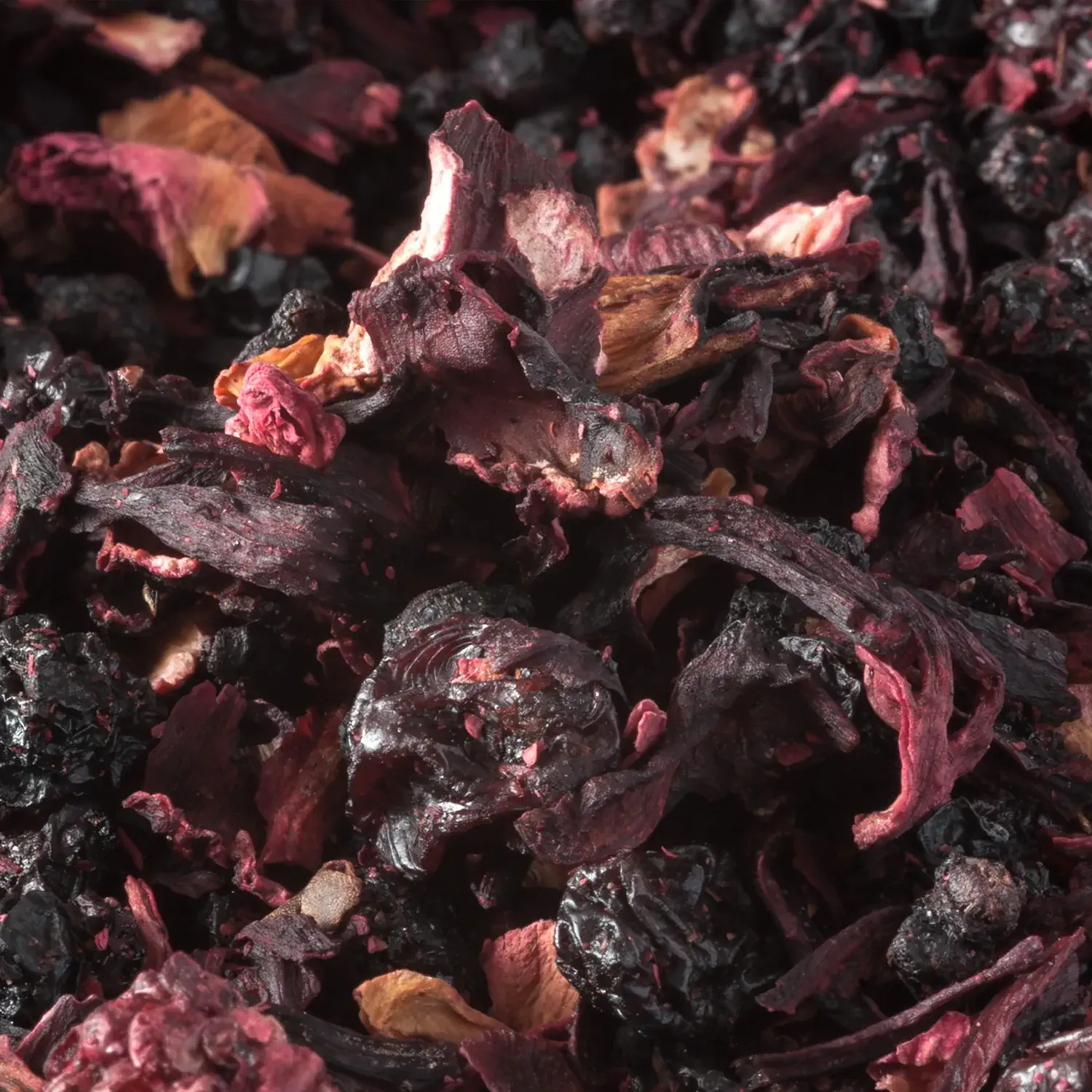 Nahaufnahme von losem Waldbeerentee