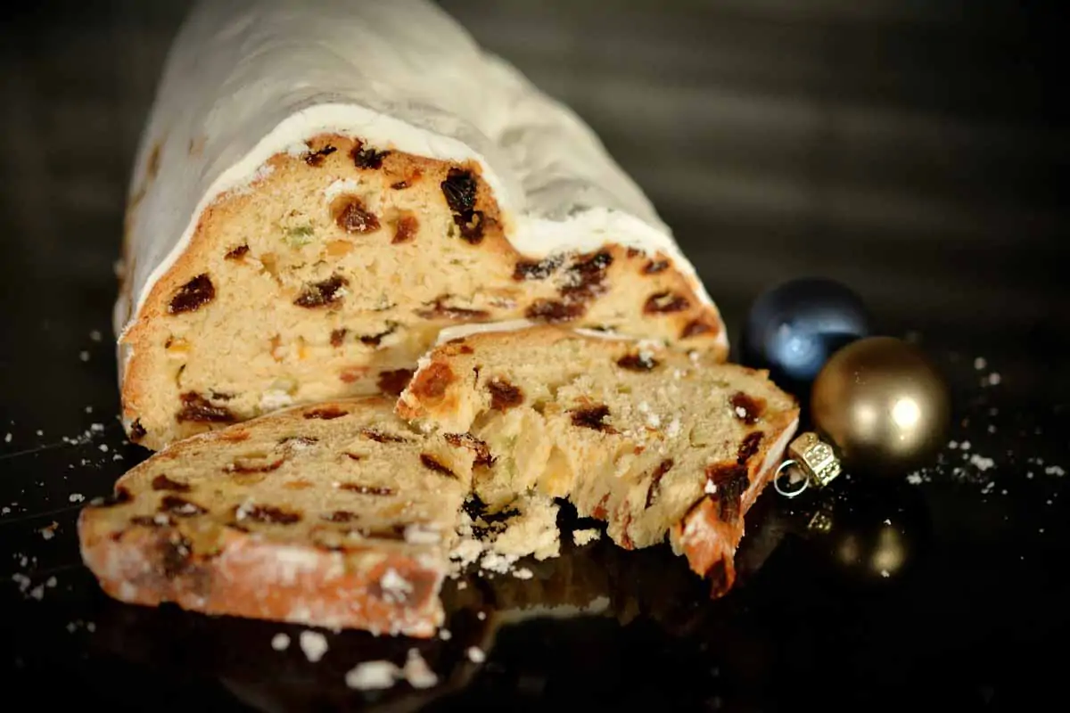 Rosinenstollen mit Weihnachtskugeln festlich dekoriert