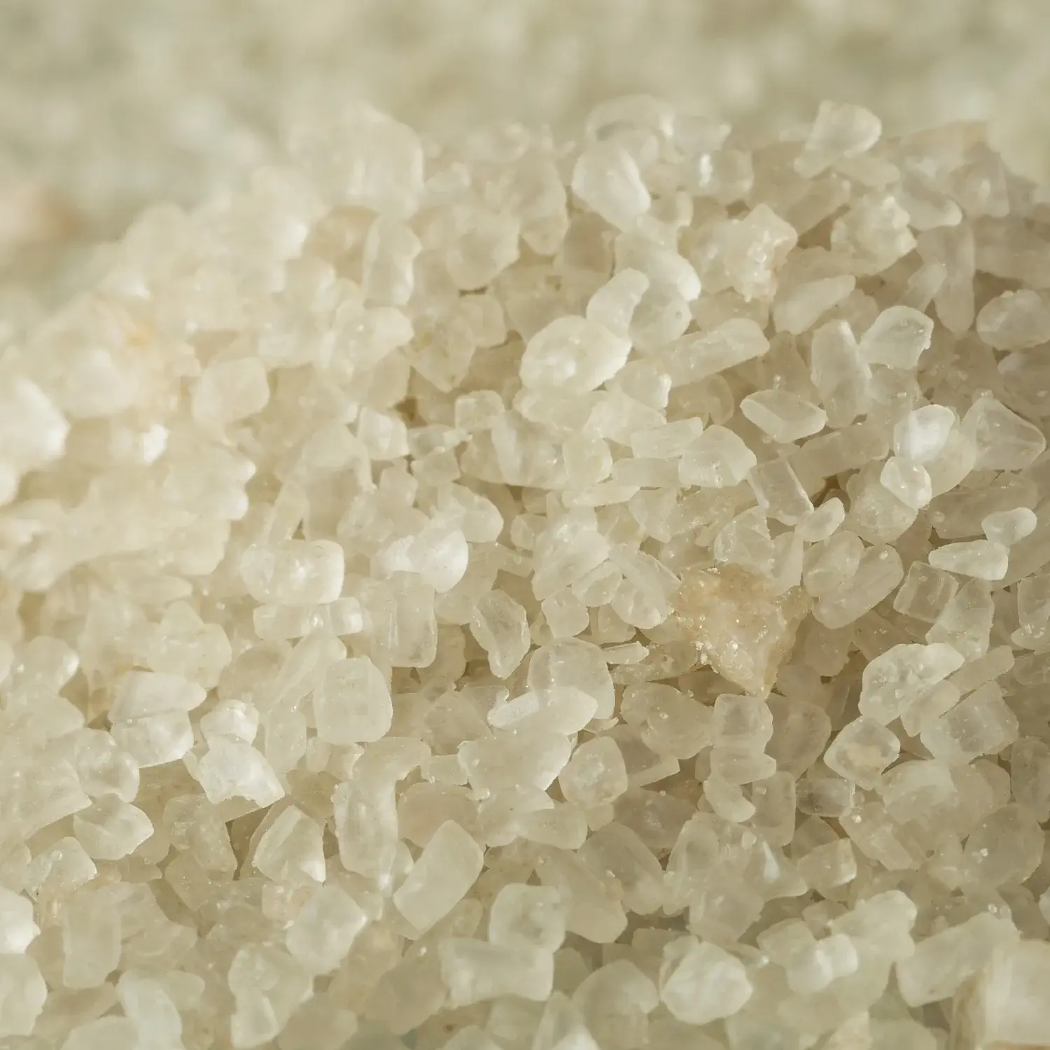 Detailansicht von grobem, grünem Hawaii-Salz „Green Bamboo“