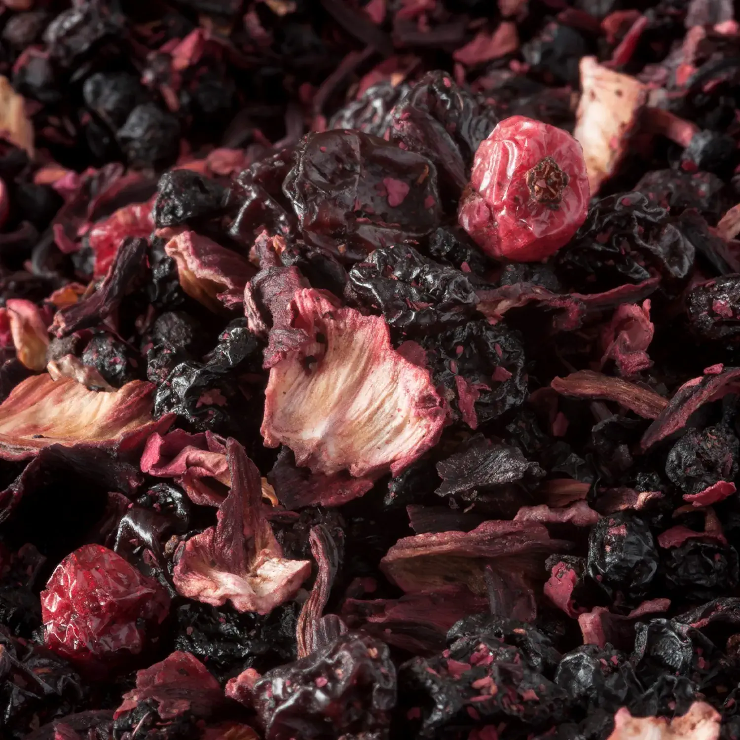 Nahaufnahme von losem Früchtetee „Rote Johanna“