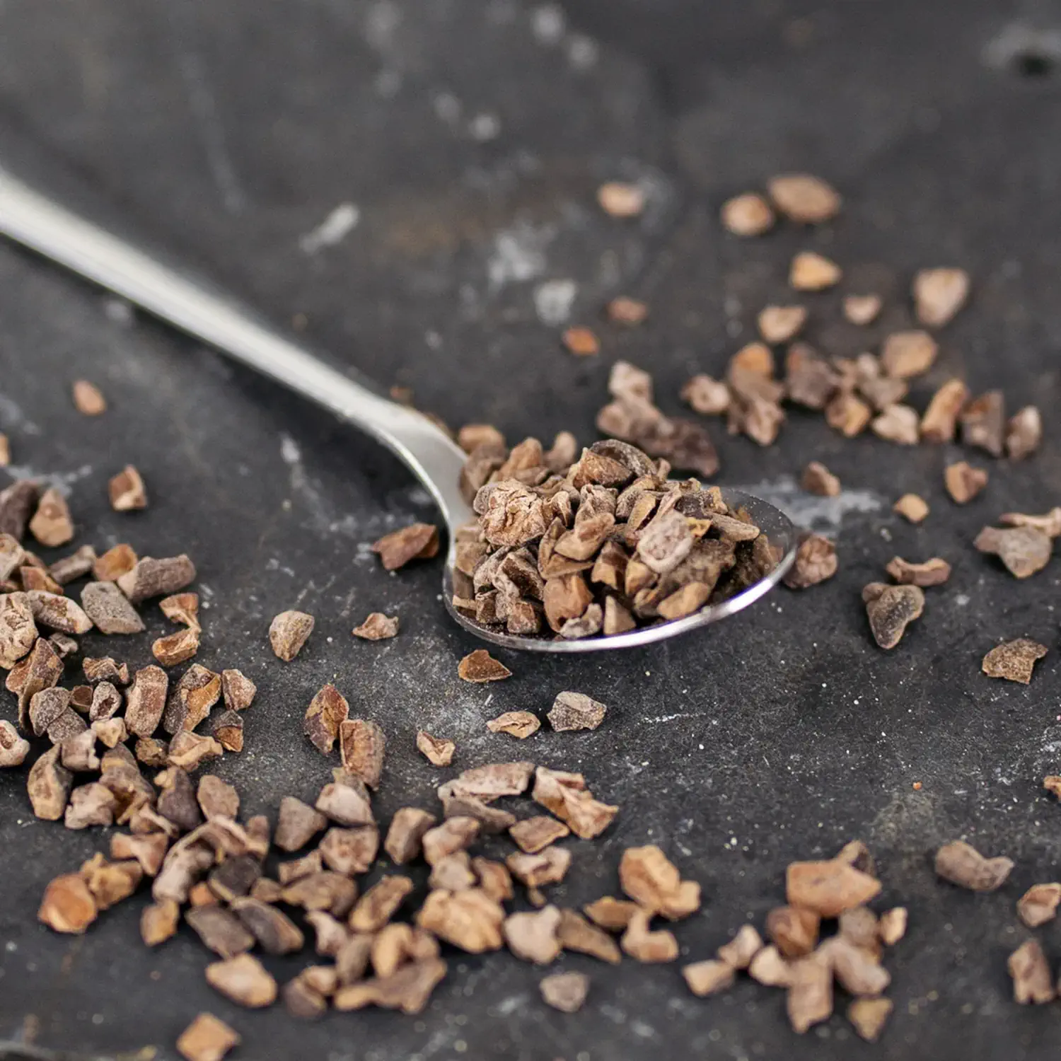 Detailansicht von getrockneten Bio-Kakao-Nibs