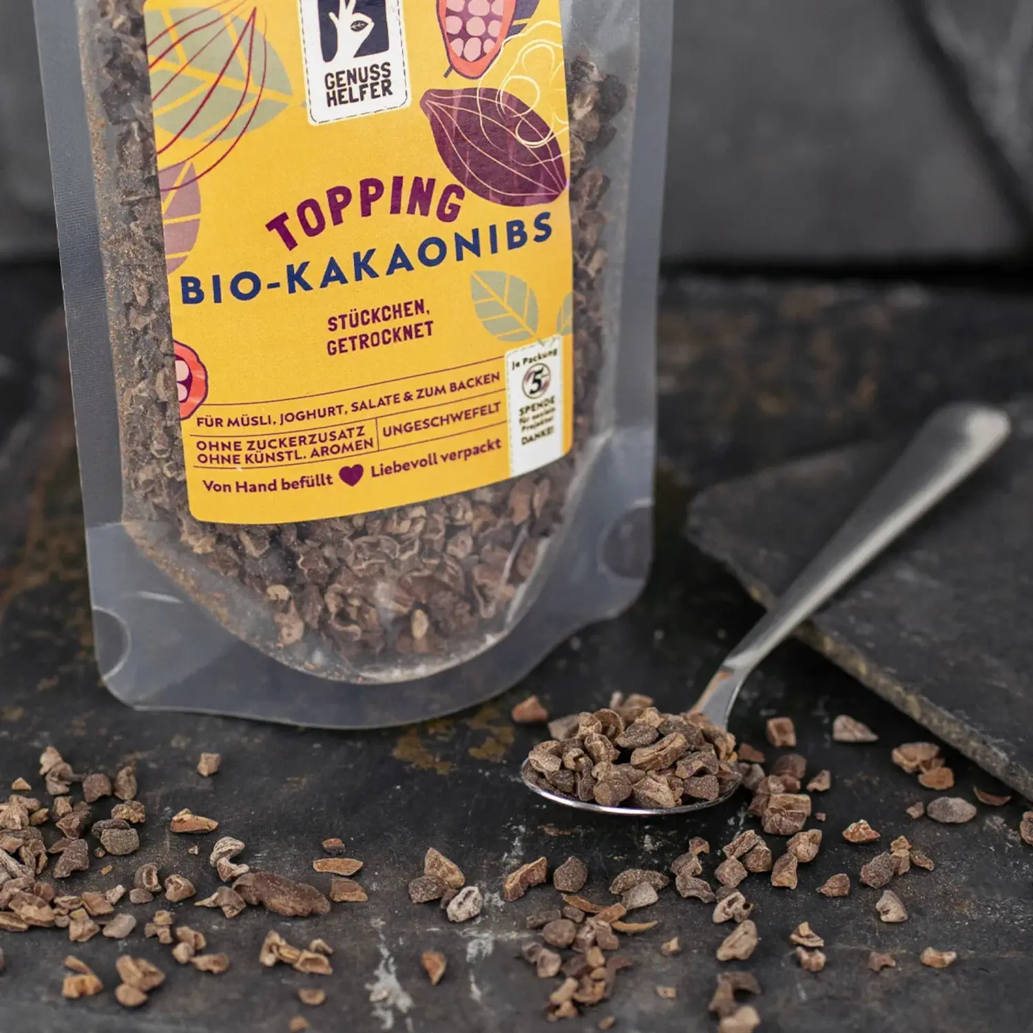 Nahaufnahme von getrockneten Bio-Kakao-Nibs