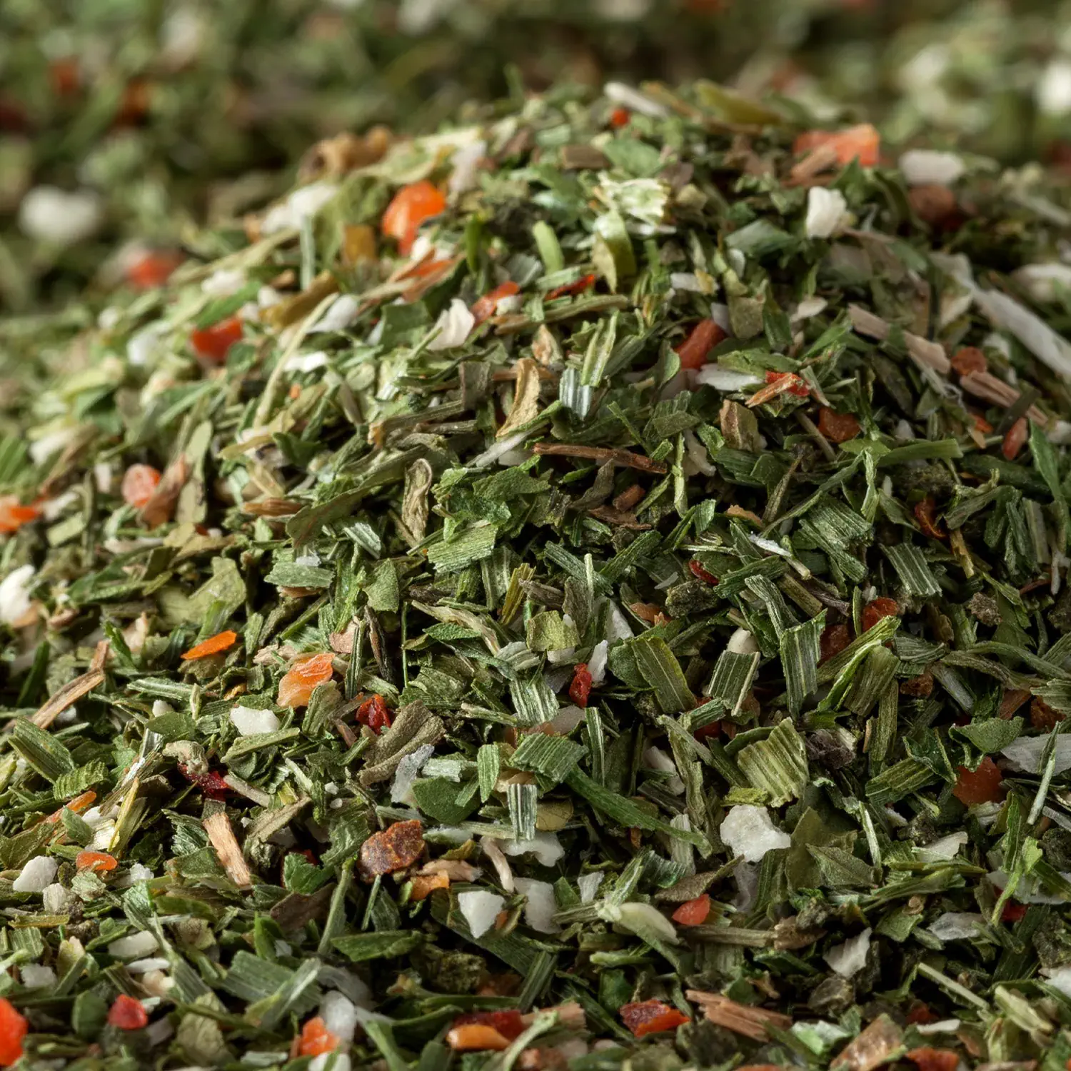 Nahaufnahme von grob gemahlenen Salatkräutern