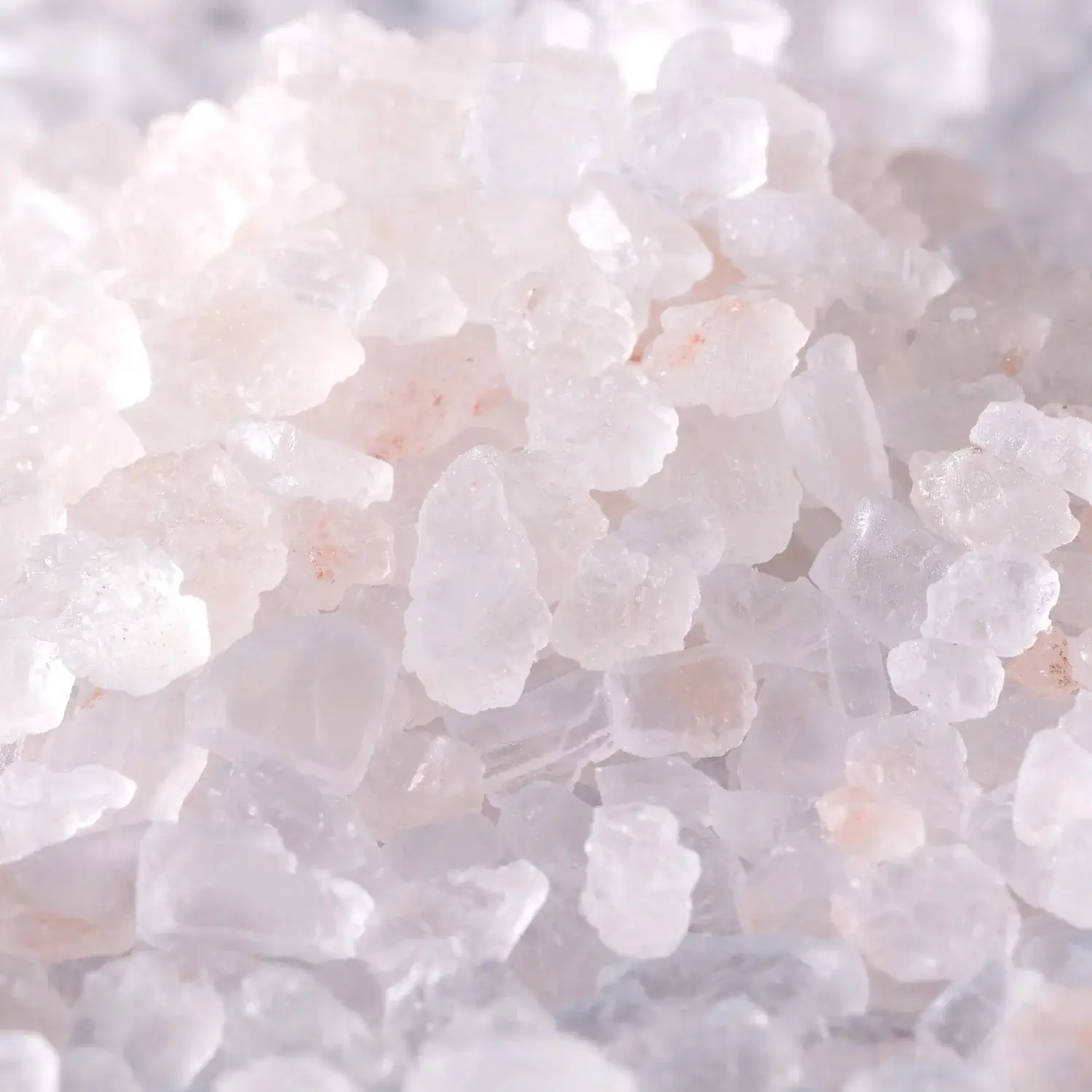 Nahaufnahme von grobem Naturkristallsalz im Himalaya-Stil