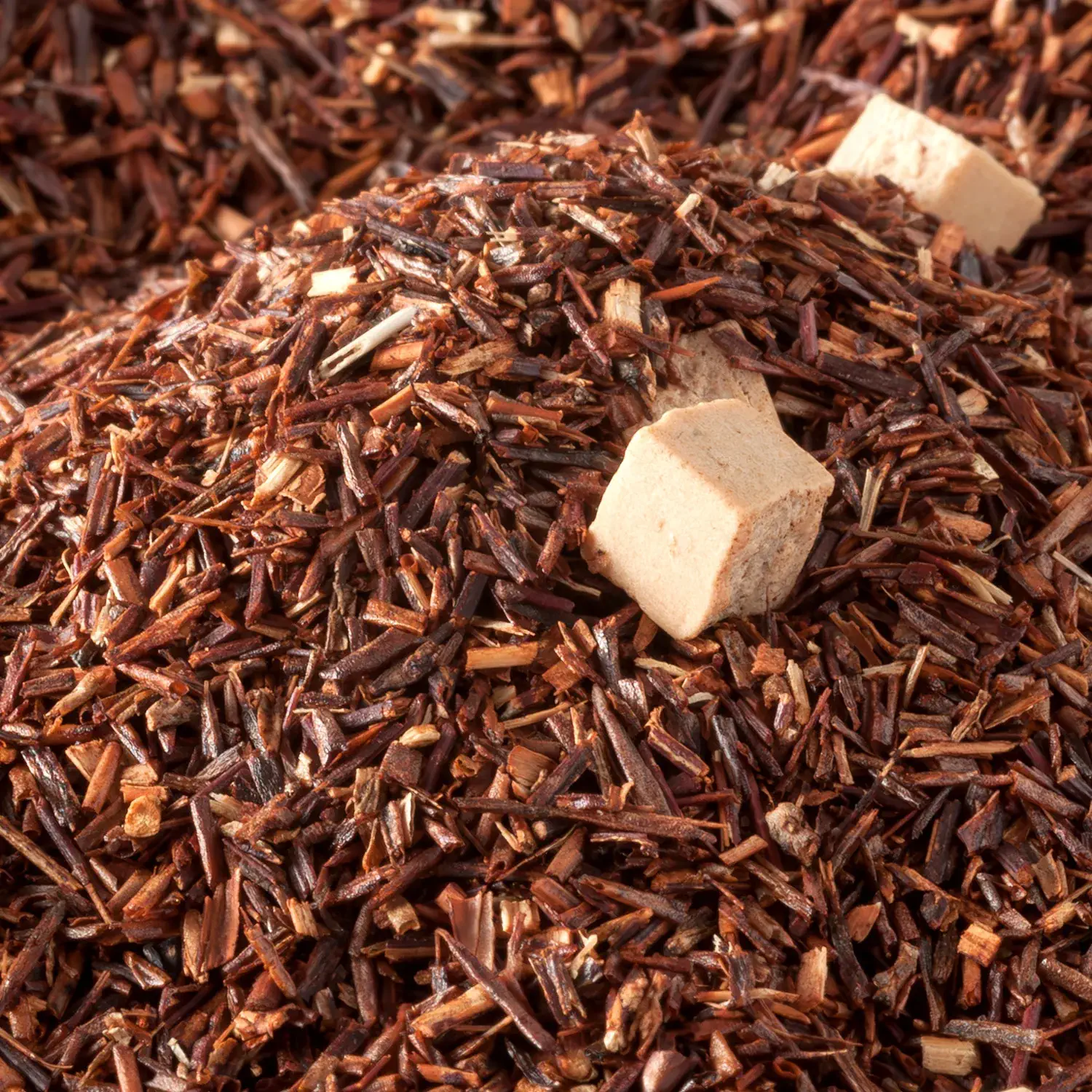 Nahaufnahme von losem Rooibos-Tee Sahne-Karamell