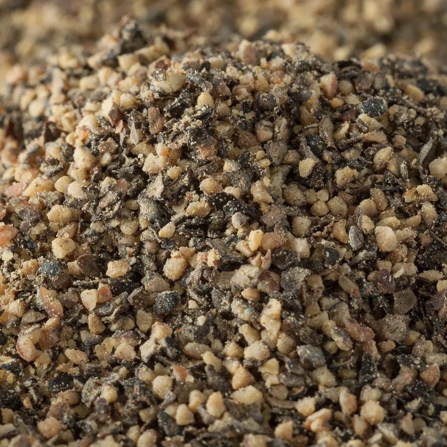 Nahaufnahme von geschrotetem Knoblauchpfeffer