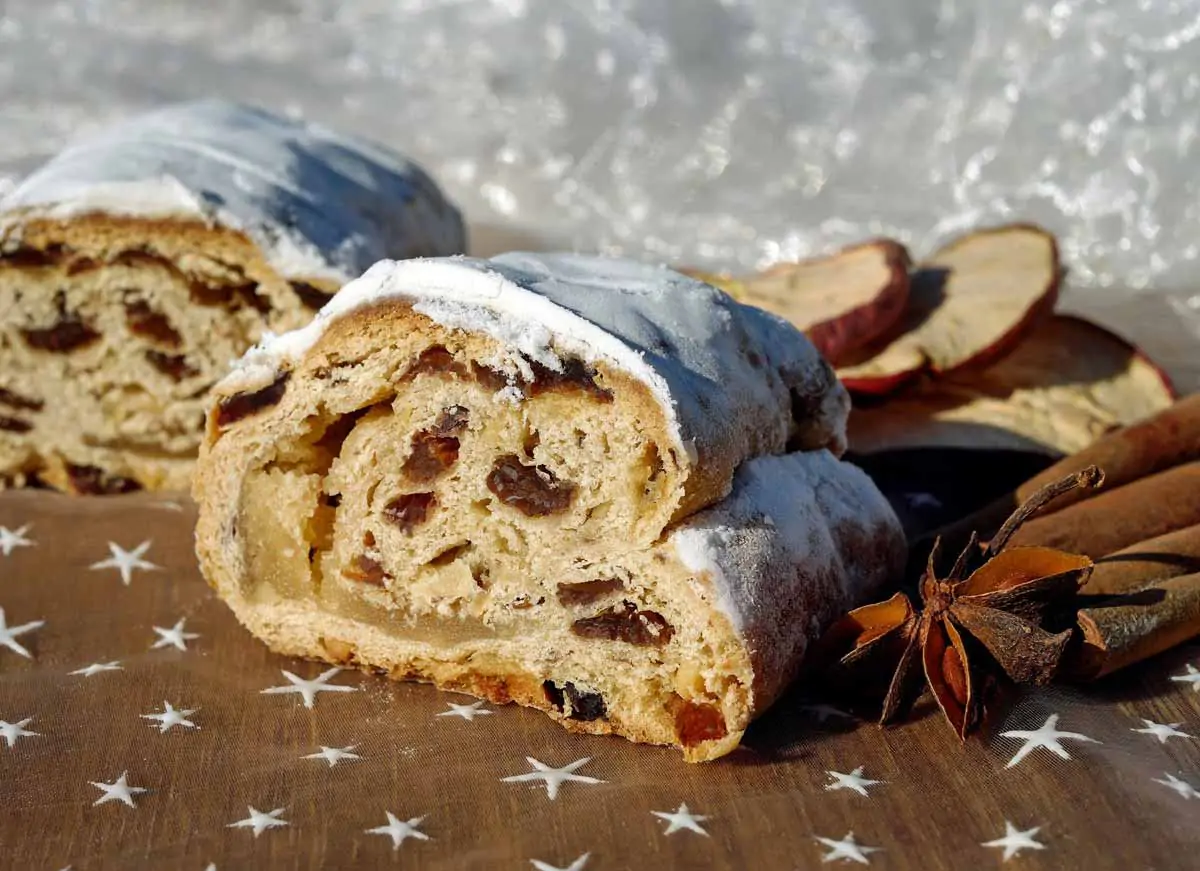 Marzipanstollen in Scheiben angerichtet