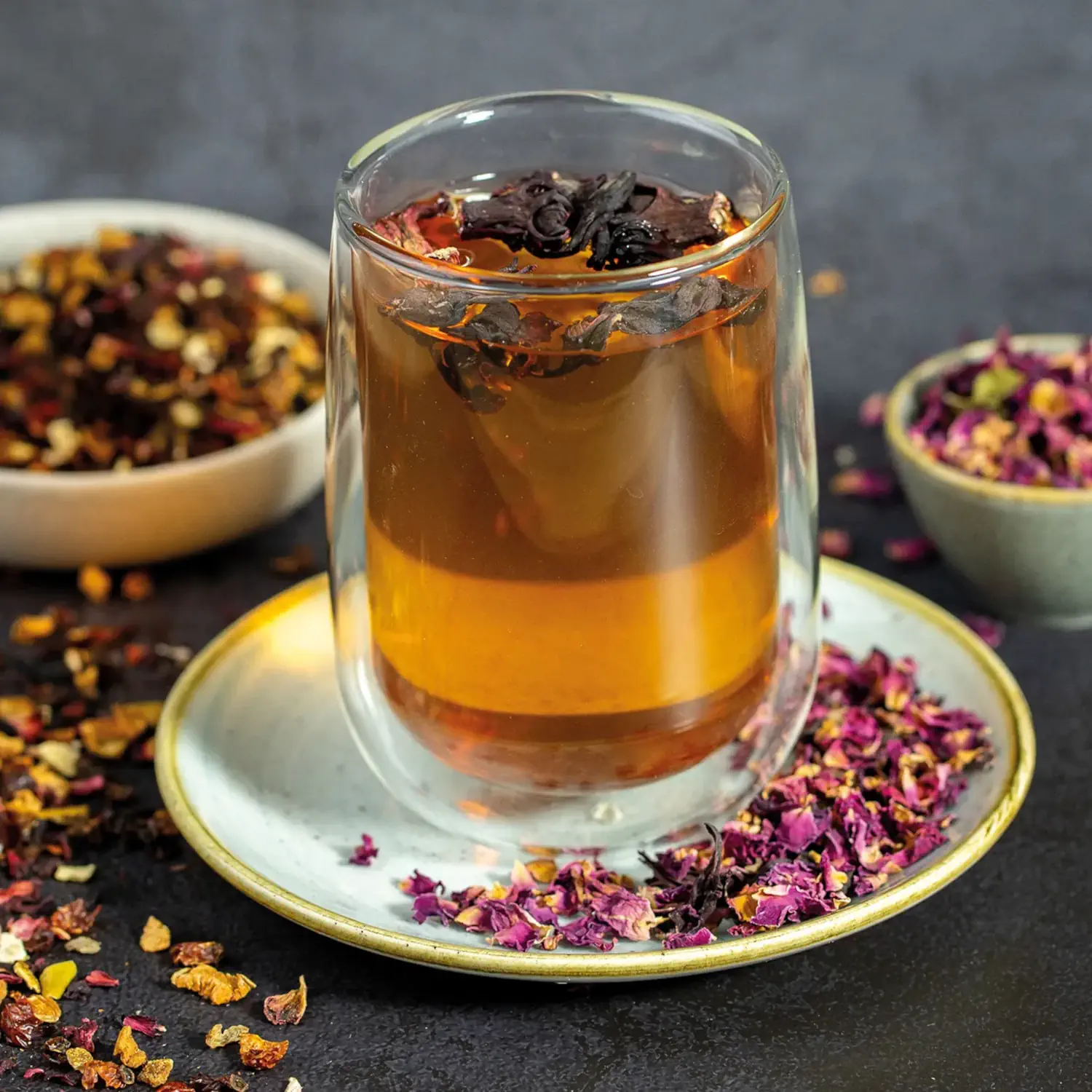 Stimmungsbild mit Hibiskustee und Rosenblüten