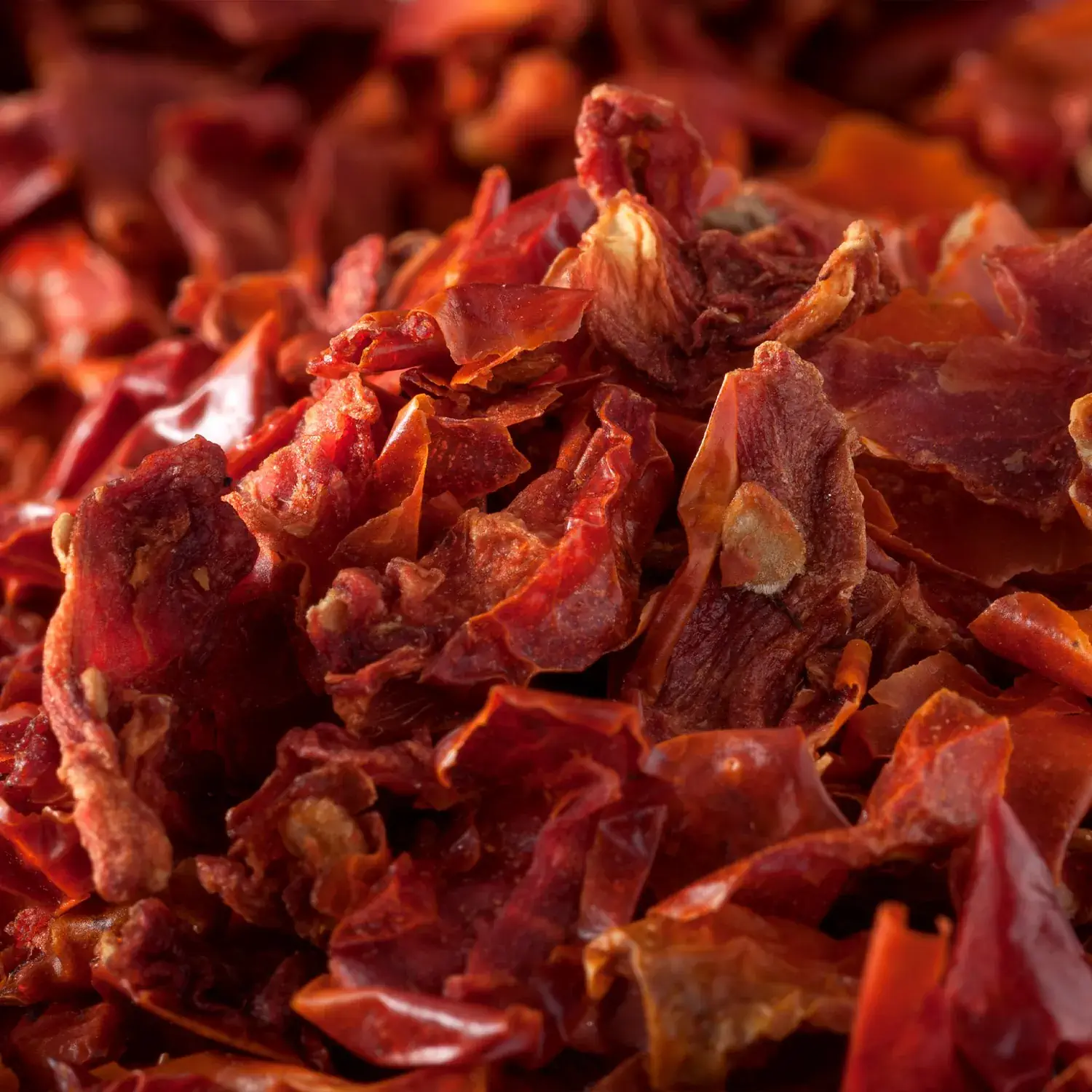 Nahaufnahme von geschnittenen Tomatenflocken