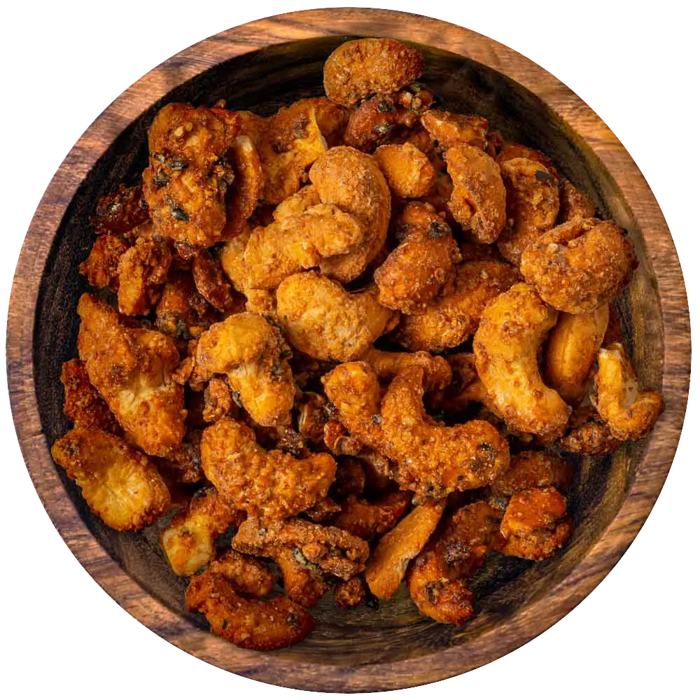 Cashewkerne „Harissa süß-salzig“ in einer Holzschale