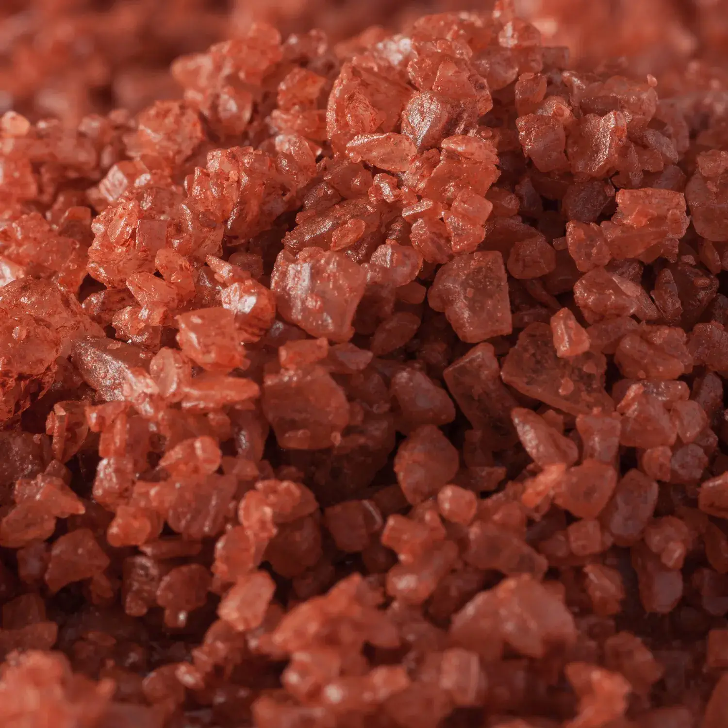Nahaufnahme von grobem rotem Hawaii-Salz „Red Alaea“