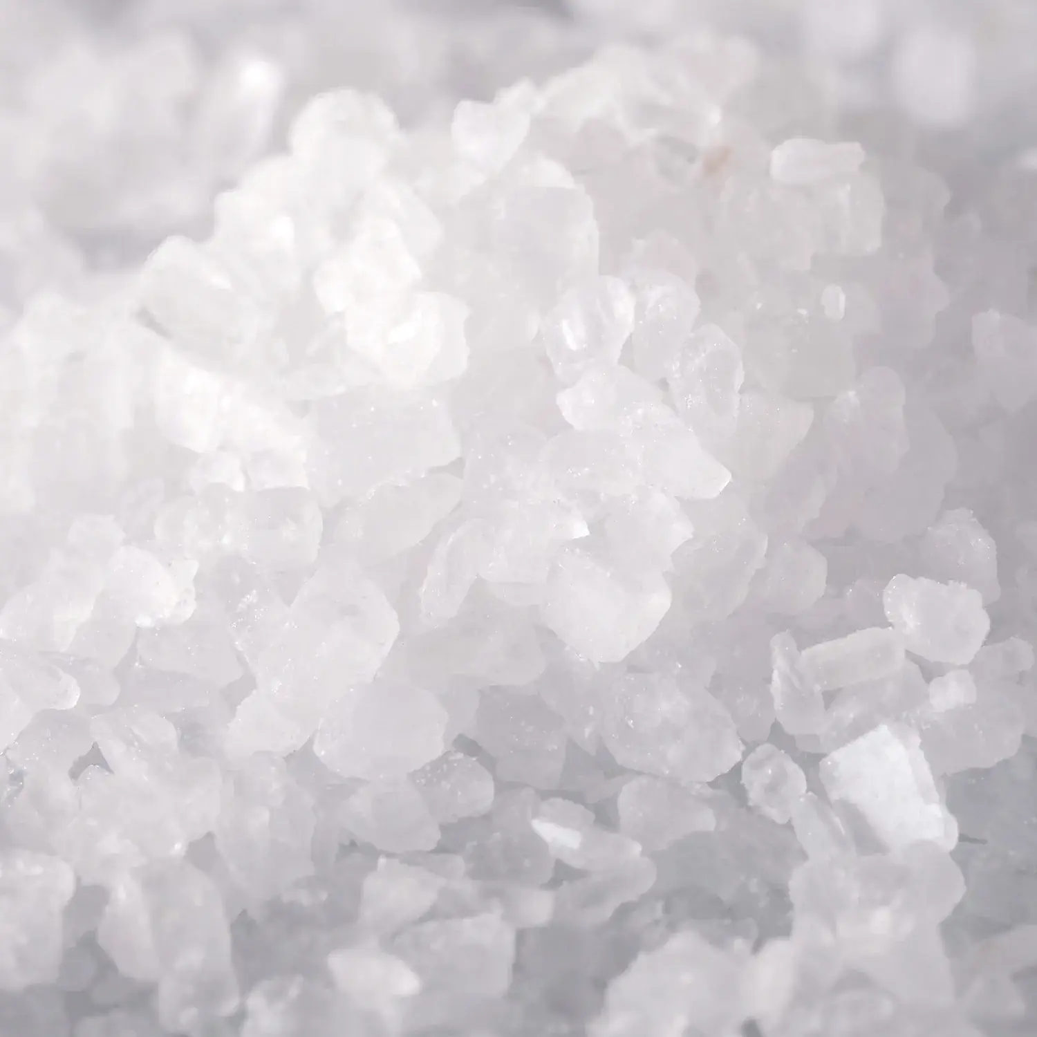 Nahaufnahme von grobem, naturbelassenem französischem Meersalz