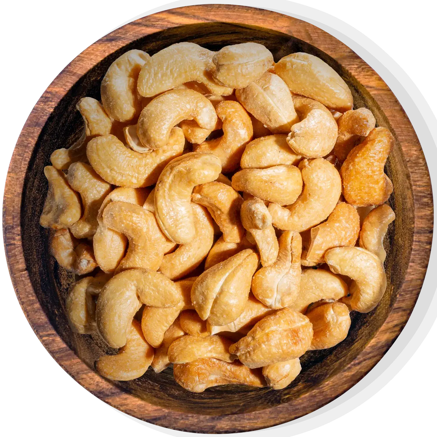 Geröstete, gesalzene Cashewkerne in einer Holzschale